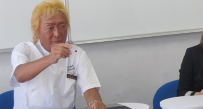 白衣で合格の本質を熱く語る長澤潔志代表
