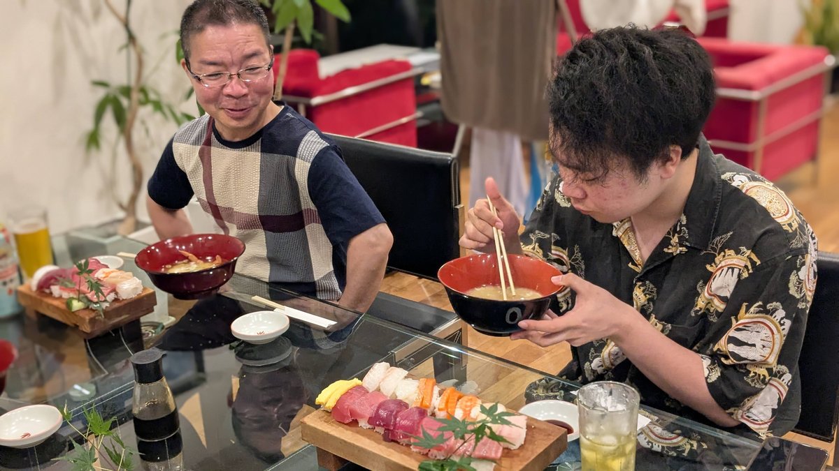 先生と一緒に食べる美食タイム。寿司とラーメン