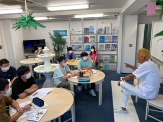 教室で学ぶTMPS医学館の生徒たちと長澤代表